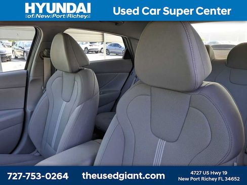 Certified 2025 Hyundai Elantra SE FWD image 7
