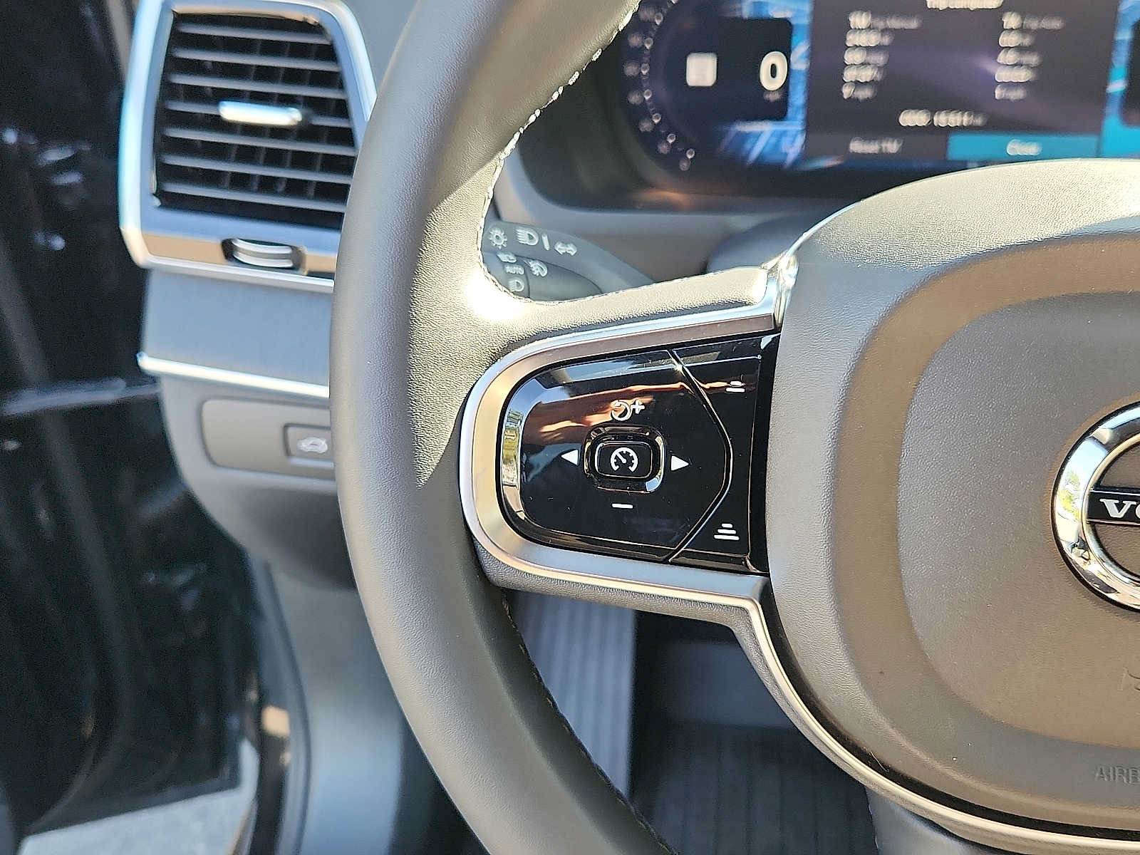 Certified 2024 Volvo XC90 B6 Ultimate w/ Protection Package AWD/4WD image 20