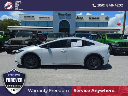 Used 2025 Toyota Prius LE FWD image 3