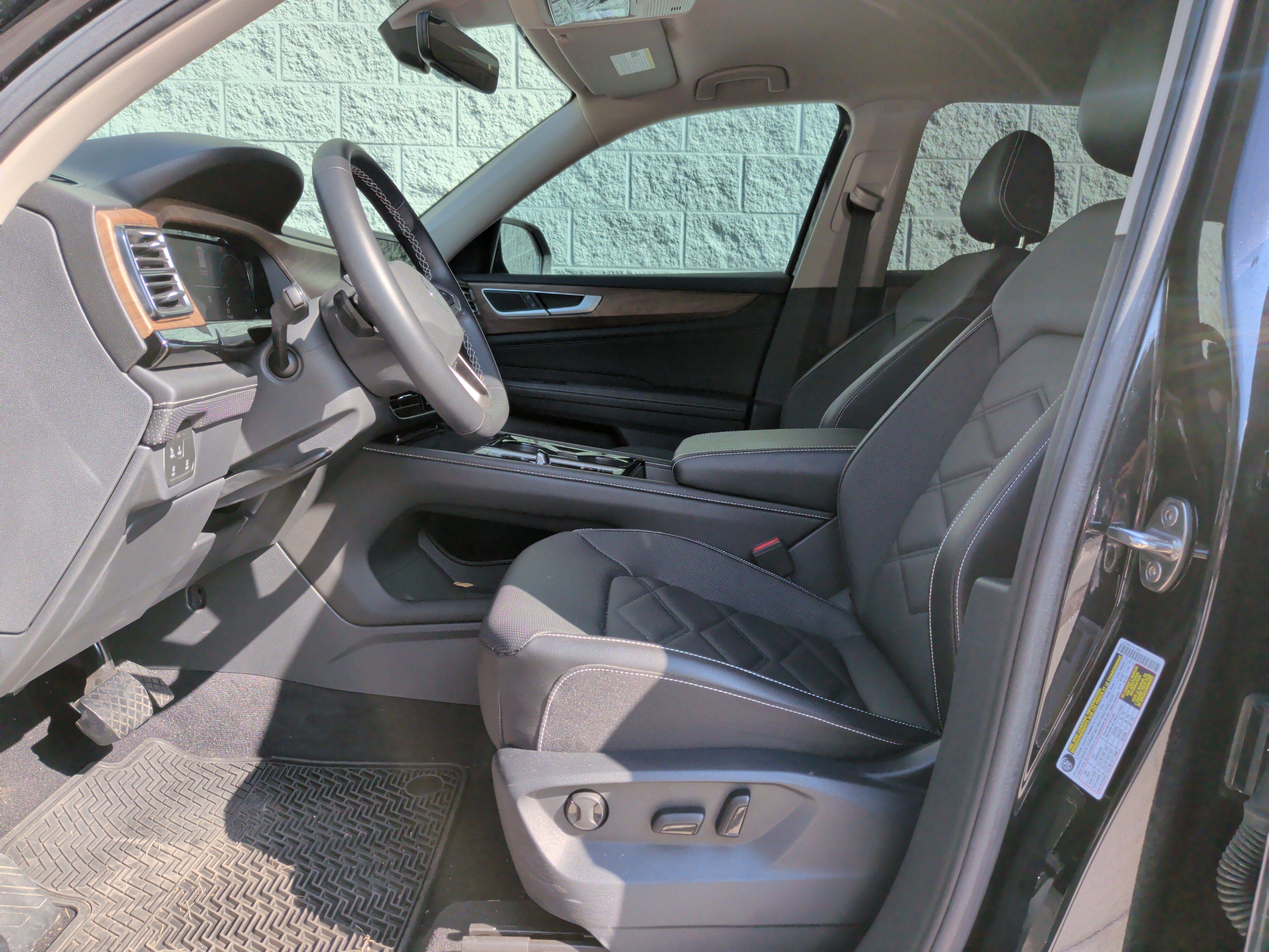Used 2024 Volkswagen Atlas SE w/ Black Wheel Package FWD image 16