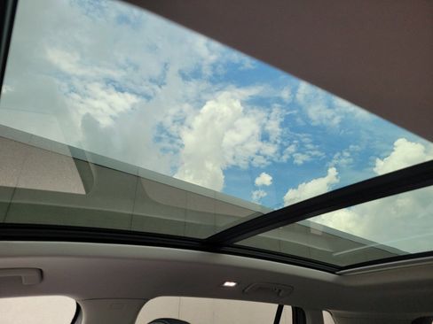 New 2025 Volkswagen Tiguan SE image 21