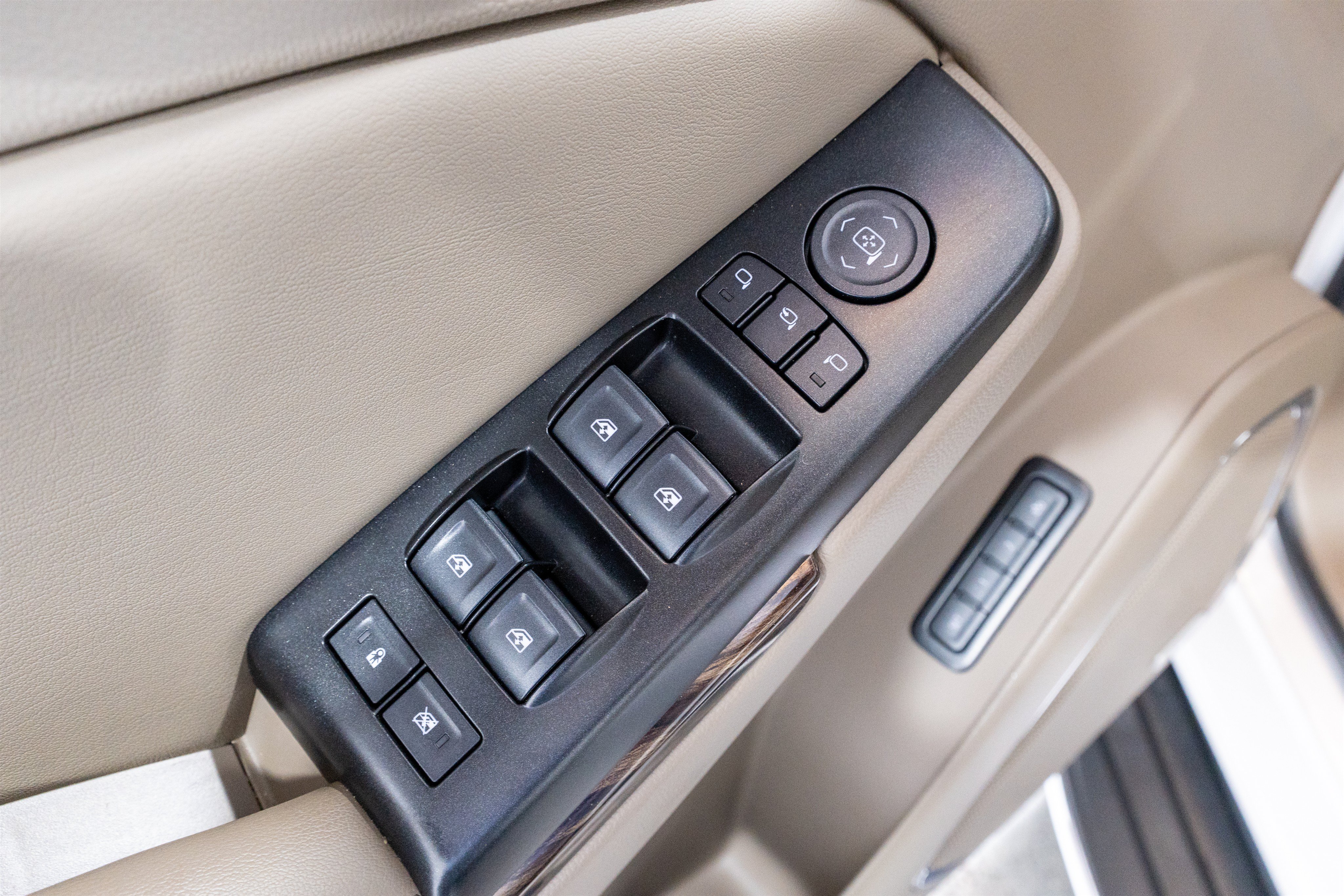 Used 2019 GMC Yukon SLT w/ Premium Edition AWD/4WD image 12
