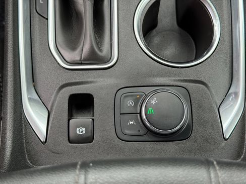 Used 2023 Chevrolet Traverse LT FWD image 24