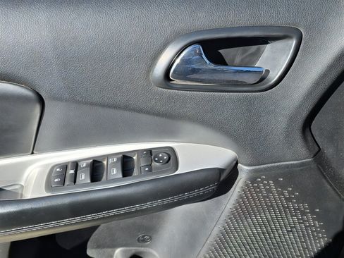 Used 2019 Dodge Journey SE image 13