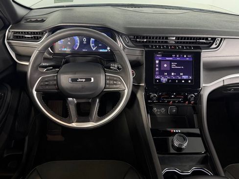 Used 2025 Jeep Grand Cherokee Altitude AWD/4WD image 12
