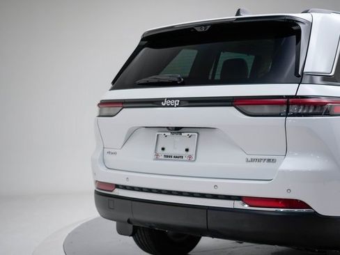 Used 2022 Jeep Grand Cherokee Limited w/ Luxury Tech Group II image 13