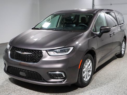 Used 2023 Chrysler Pacifica Touring-L FWD image 32