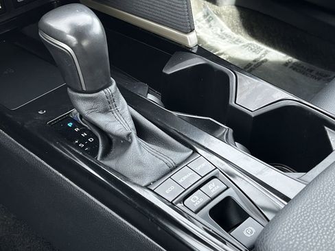 Used 2025 Toyota Camry SE image 17