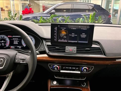 Used 2023 Audi Q5 2.0T Premium Plus w/ Premium Plus Package AWD/4WD image 7
