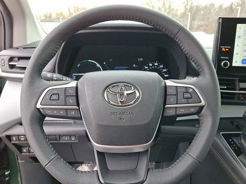 Used 2025 Toyota Sienna XLE image 17