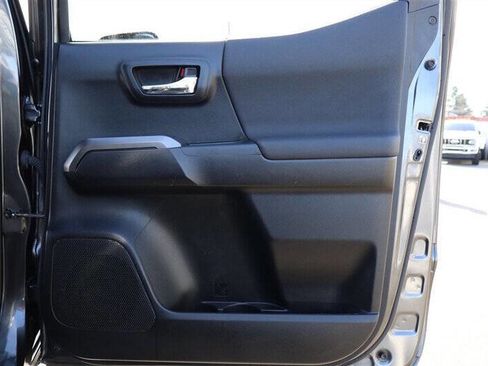 Used 2017 Toyota Tacoma TRD Off-Road w/ Tow Package image 25