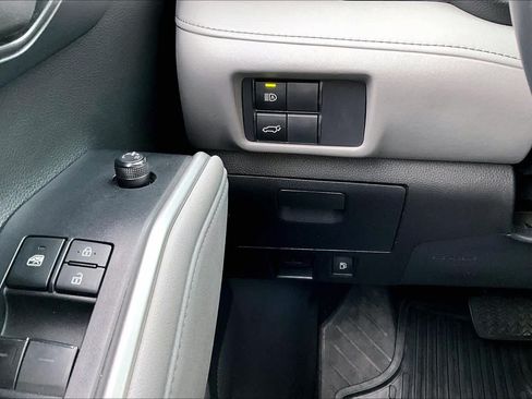 Used 2020 Toyota Highlander LE FWD image 33