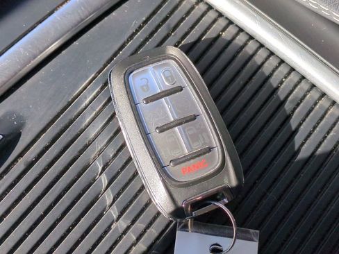 Used 2023 Chrysler Pacifica Touring-L image 29