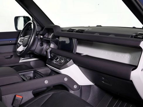 Used 2023 Land Rover Defender 90 S image 40