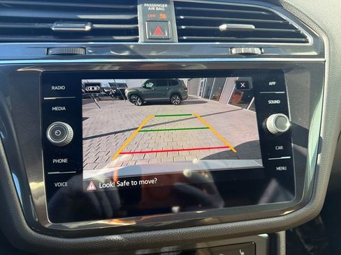 Certified 2022 Volkswagen Tiguan SE w/ Panoramic Sunroof Package image 22