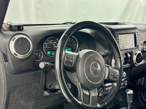 Used 2018 Jeep Wrangler Unlimited Sahara w/ Connectivity Group AWD/4WD image 29