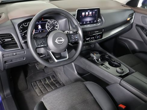 Used 2022 Nissan Rogue SV image 2