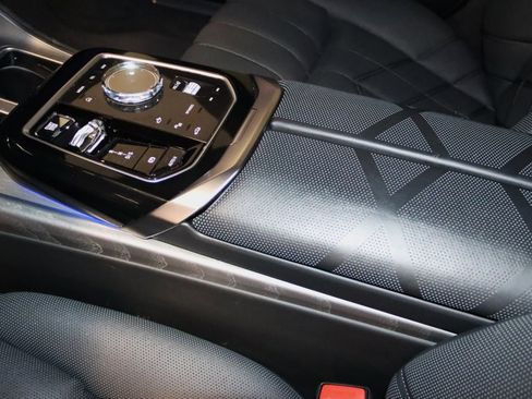 Used 2023 BMW 760i xDrive image 42