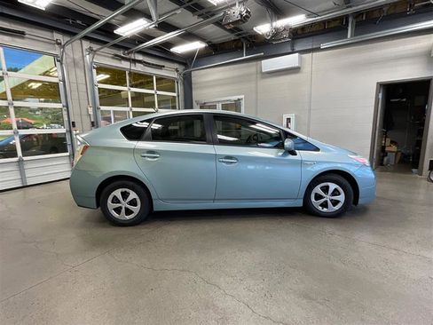 Used 2015 Toyota Prius Two FWD image 6
