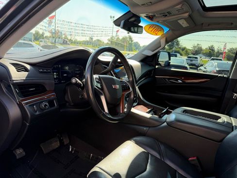 Used 2019 Cadillac Escalade ESV Luxury RWD image 15