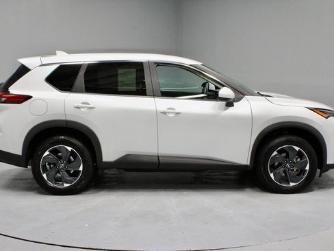 Used 2024 Nissan Rogue SV AWD/4WD image 5