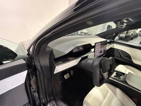 Used 2022 Tesla Model X Plaid image 29