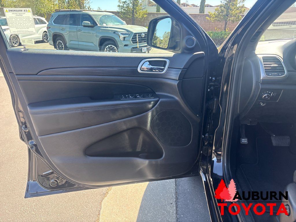 Used 2021 Jeep Grand Cherokee Laredo X AWD/4WD image 9