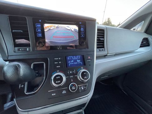 Used 2015 Toyota Sienna LE image 19