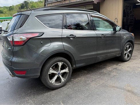 Used 2017 Ford Escape SE w/ Equipment Group 201A AWD/4WD image 2