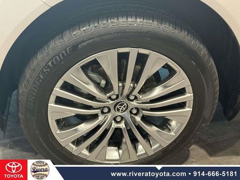 Certified 2024 Toyota Venza XLE AWD/4WD image 10