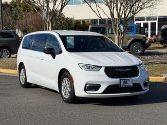 Certified 2025 Chrysler Pacifica Select video 1