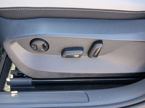 Used 2025 Volkswagen Taos SE AWD/4WD image 16