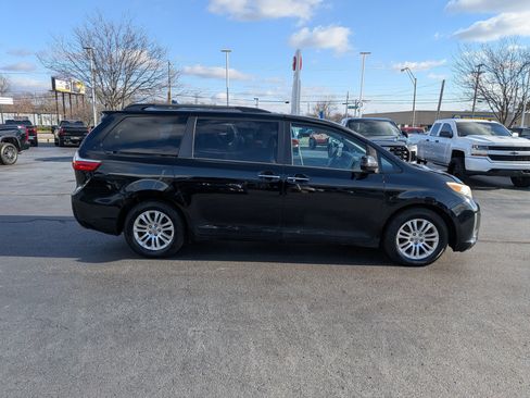 Used 2015 Toyota Sienna XLE image 12