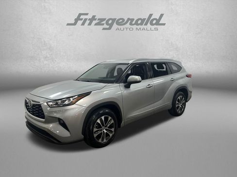 Used 2020 Toyota Highlander XLE FWD image 1