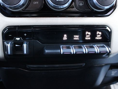 Used 2019 RAM 1500 Laramie image 39