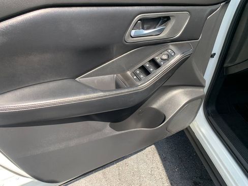 Used 2025 Nissan Rogue SV FWD image 19