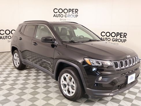 Used 2025 Jeep Compass Latitude w/ Sun & Sound Group AWD/4WD image 1