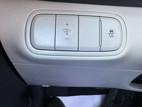 Used 2025 Hyundai Venue SEL FWD image 23
