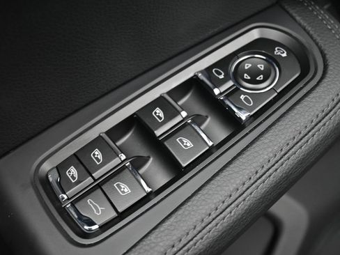 Used 2026 Porsche Macan AWD/4WD image 19