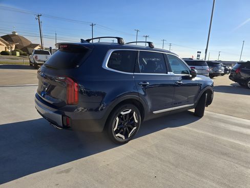 Used 2025 Kia Telluride S image 3