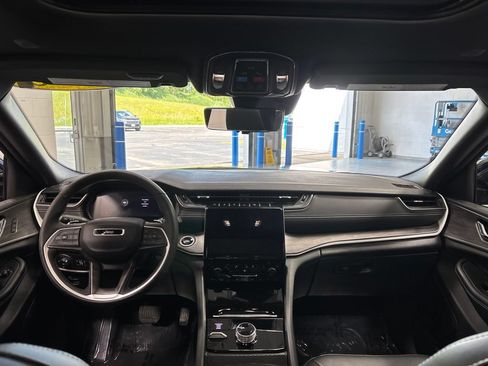 Used 2025 Jeep Grand Cherokee Limited w/ Luxury Tech Group II AWD/4WD image 13