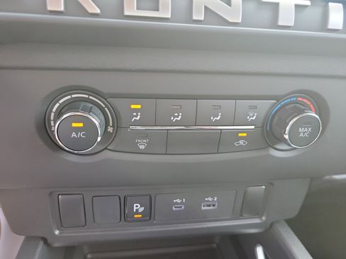 Used 2025 Nissan Frontier SV image 22