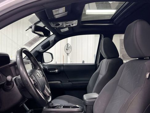 Used 2016 Toyota Tacoma TRD Off-Road w/ Premium & Technology Package image 19