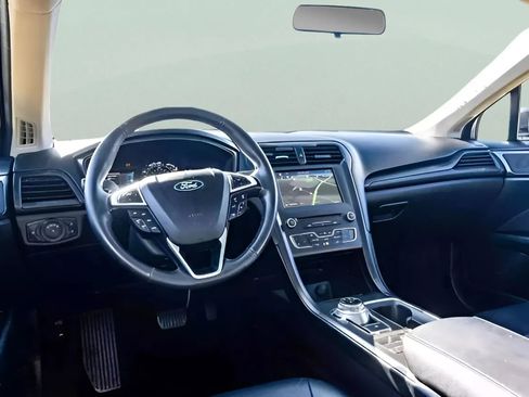 Used 2018 Ford Fusion SE w/ Equipment Group 201A FWD image 7