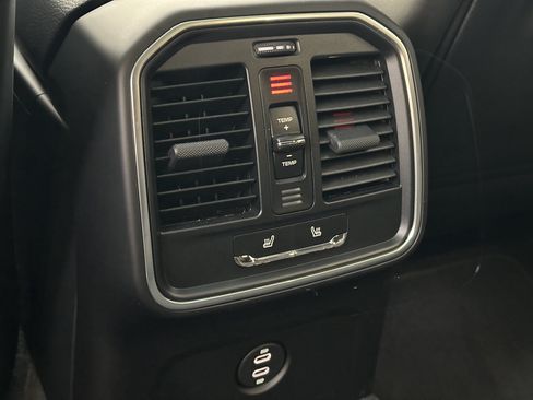 Certified 2025 Porsche Macan AWD/4WD image 33