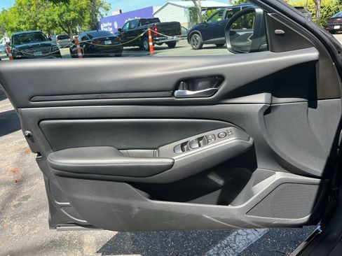 Used 2025 Nissan Altima 2.5 SV FWD image 18