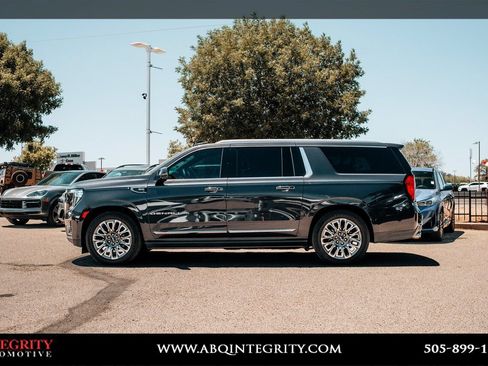 Used 2023 GMC Yukon XL Denali Ultimate AWD/4WD image 4