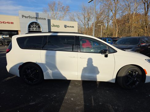 New 2026 Chrysler Pacifica Limited w/ S Appearance Package image 22