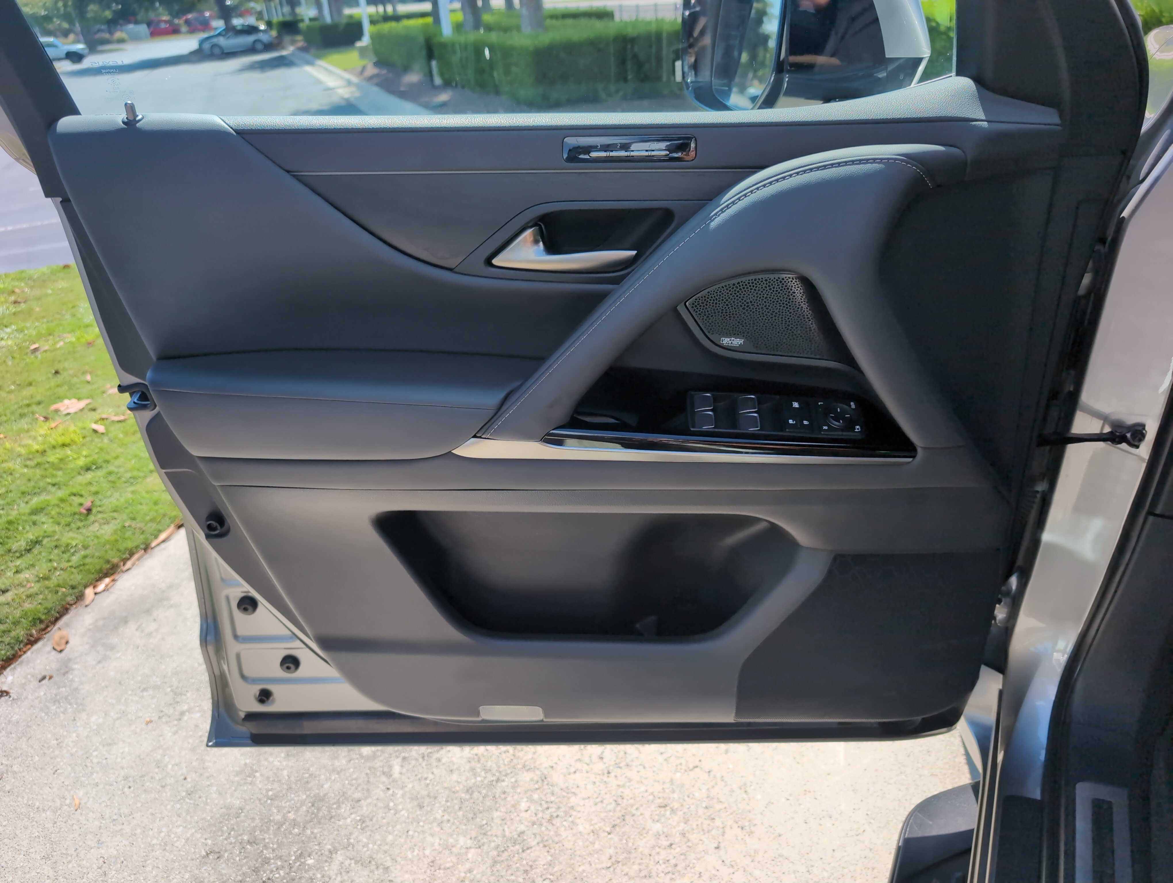 Used 2024 Lexus LX 600 4WD w/ Luxury Package image 14