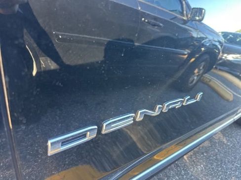 Used 2021 GMC Yukon XL Denali w/ Denali Premium Package image 8